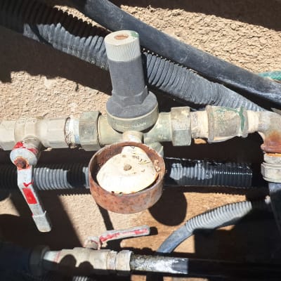 צינורות מים עם ברזים ושסתומים