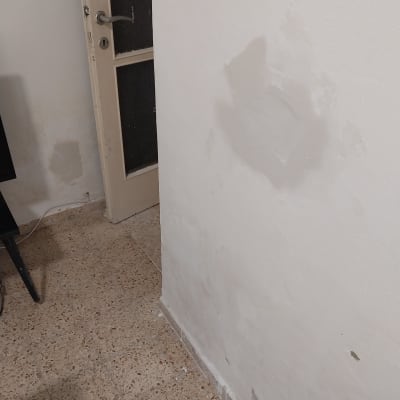 קיר עם תיקוני צבע ליד דלת