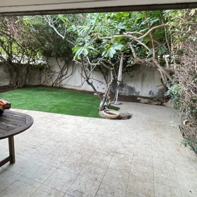 מכשיר גינון על שולחן, עצים ודשא בגינה