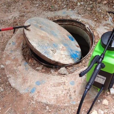 מכסה ביוב פתוח עם מרסס ירוק