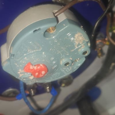 חלק חשמלי עם חוטים מחוברים לדוד שמש