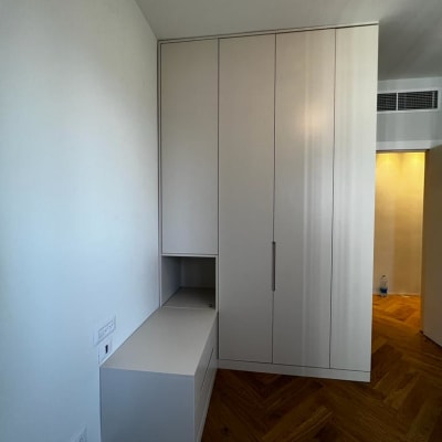 ארון קיר לבן עם מגירות ודלתות