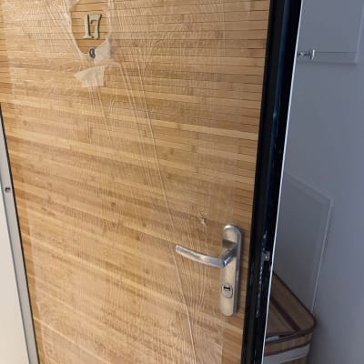 דלת עץ עם ידית מתכת ומנעול