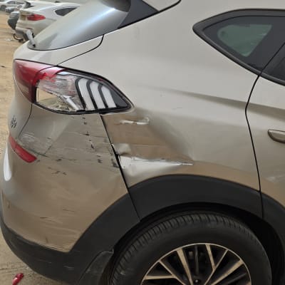 נזק לרכב בצד האחורי עם שריטות ושברים