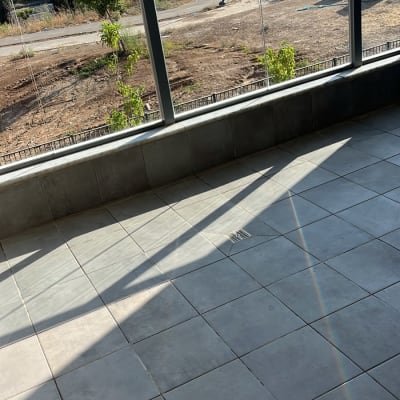 מרפסת עם רצפת אריחים ונוף עירוני