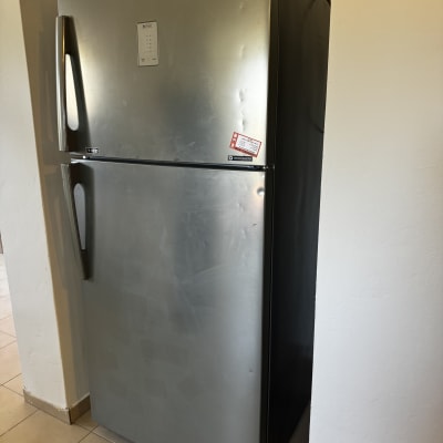 מקרר מתכת גדול עם ידיות נירוסטה