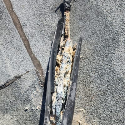 חלק פנימי של דוד שמש עם קורוזיה ולכלוך