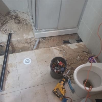 שירותים עם כלים וחומרים לעבודת אינסטלציה