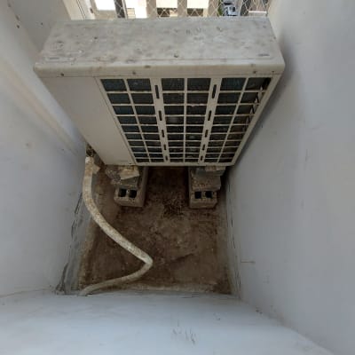 יחידת מזגן חיצונית עם רשת למניעת יונים