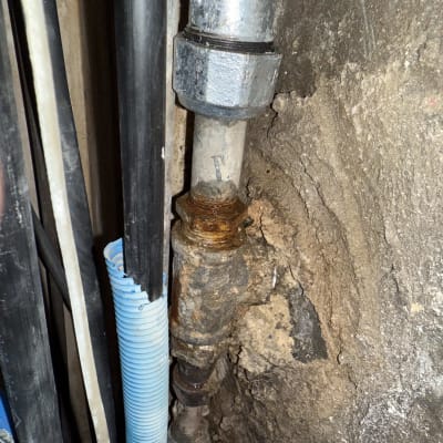 צינורות וחיבורים בקיר, עבודה של אינסטלטור