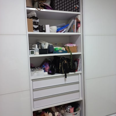 ארון עם מדפים ודלתות הזזה לבנות