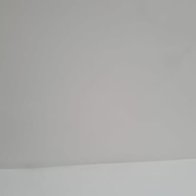 קיר צבוע בגוון אפור בהיר