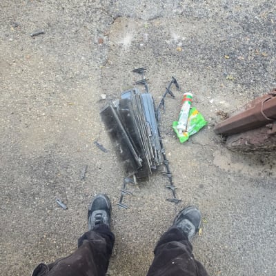 כלי עבודה, ברגים, לוחות מתכת על הקרקע