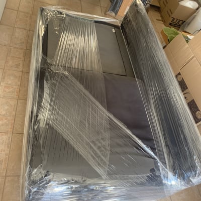 רהיט עטוף בניילון על רצפת אריחים