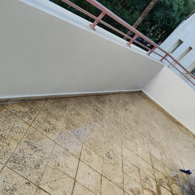 מרפסת עם רצפה מלוכלכת ומזגן חיצוני