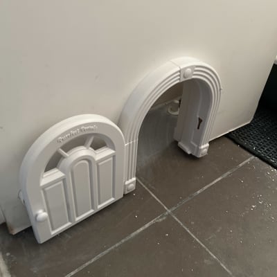 דלתות קטנות מותקנות על קיר לבן