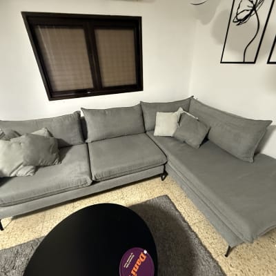 ספה אפורה עם כריות בחדר מגורים