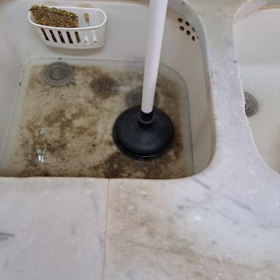 כיור עם פומפה ומים מלוכלכים