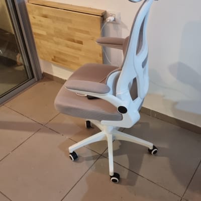 כיסא משרדי עם גלגלים וריפוד אפור