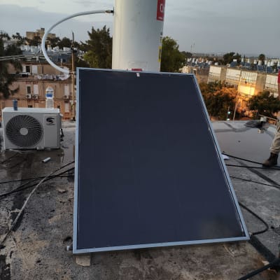 דוד שמש לבן וקולט סולארי מותקנים על גג שטוח