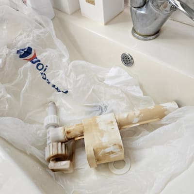 חלקי אינסטלציה ישנים בכיור עם ברז