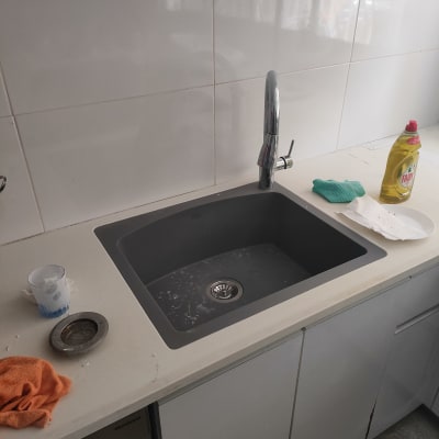 שיש מטבח עם כיור וברז מתכת