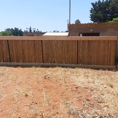 גדר עץ גבוהה עם קרקע יבשה מסביב