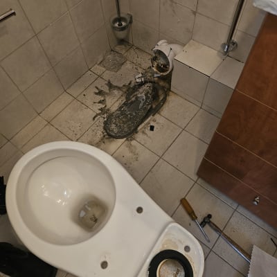 אסלה מפורקת עם כלים לתיקון בשירותים