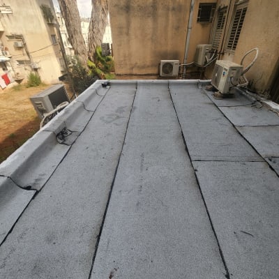 גג אטום ביריעות ביטומניות עם מזגנים