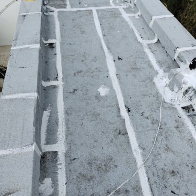 גג אטום עם חומר איטום לבן ופחית צבע