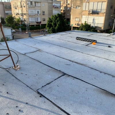 גג עם יריעות איטום וכלי עבודה