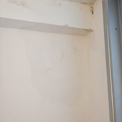 קיר עם סימני רטיבות וסדקים