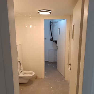 תאורה מותקנת בתקרה בחדר שירותים
