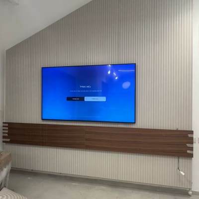 התקנת טלוויזיה על קיר עם חיפוי עץ