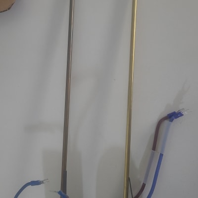 שני גופי חימום עם חוטים צבעוניים על שולחן לבן