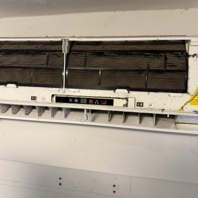 מזגן עם מסנן מלוכלך ותצוגת שליטה