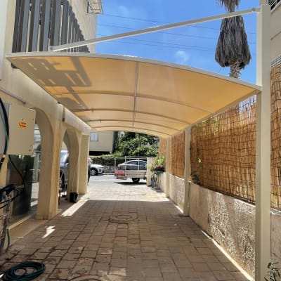 סככה מותקנת בחניה עם קיר במבוק