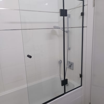 מקלחון עם דלת זכוכית וברז מקלחת