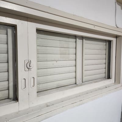 חלון עם תריסים סגורים במסגרת עץ