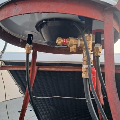 חלקים של דוד שמש עם צינורות ומחברים