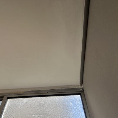 קיר צבוע ליד חלון זכוכית מחוספסת