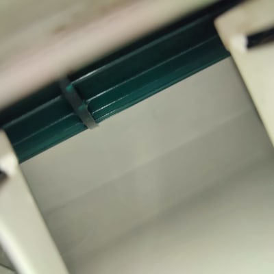 תמונה של חלק פנימי של מזגן עם תריסים ירוקים