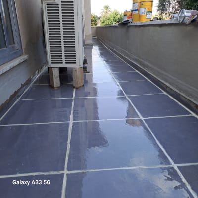 מרפסת עם רצפה מרוצפת ומזגן חיצוני