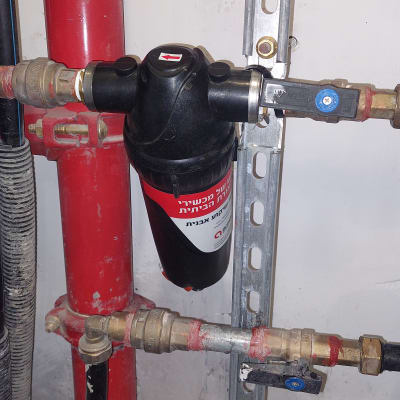 מסנן מים מותקן על צינור עם ברזים