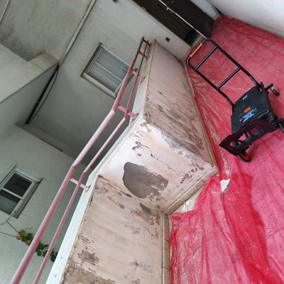 עגלת עבודה על יריעת פלסטיק אדומה במרפסת