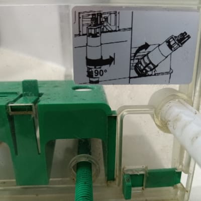 תיבת פלסטיק עם צינור והוראות התקנה