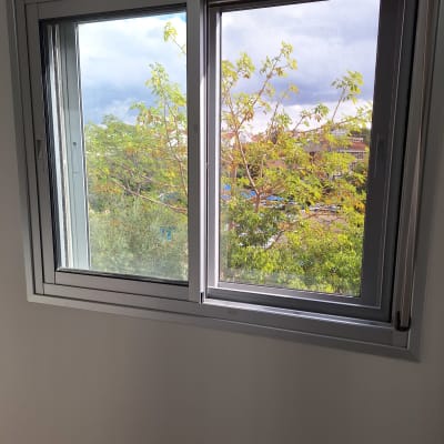 מסגרת חלון אלומיניום עם זכוכית שקופה