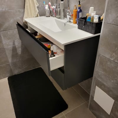 ארון אמבטיה פתוח עם מגירות וכלים