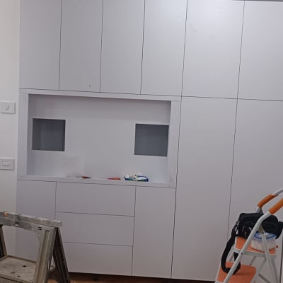 ארון קיר לבן עם סולם וכלי עבודה