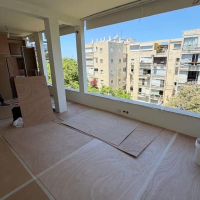 חדר עם רצפת עץ בבנייה, נוף לבניינים